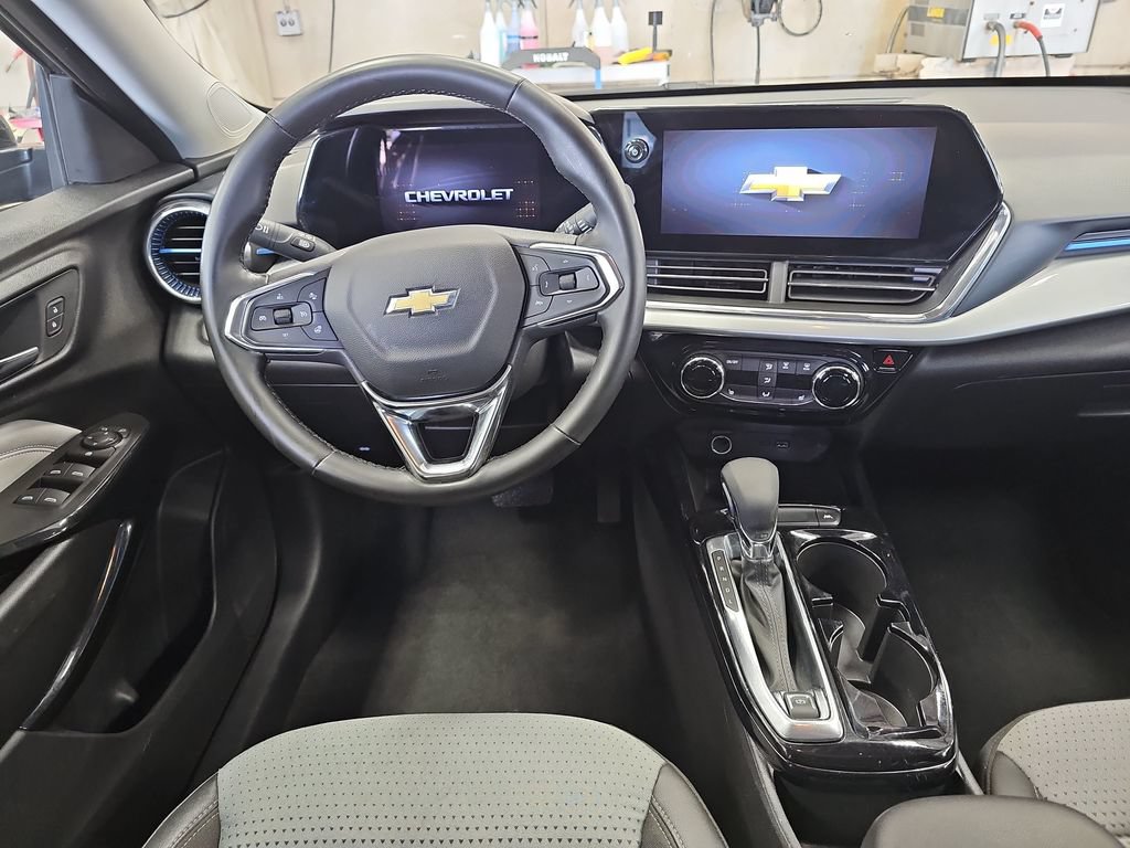 Used 2025 Chevrolet Trax LT w/ LT Convenience Package FWD image 15