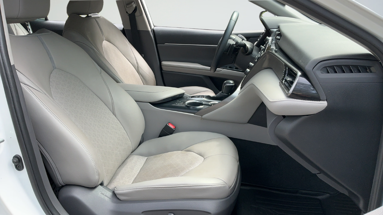 Used 2020 Toyota Camry XSE FWD image 19