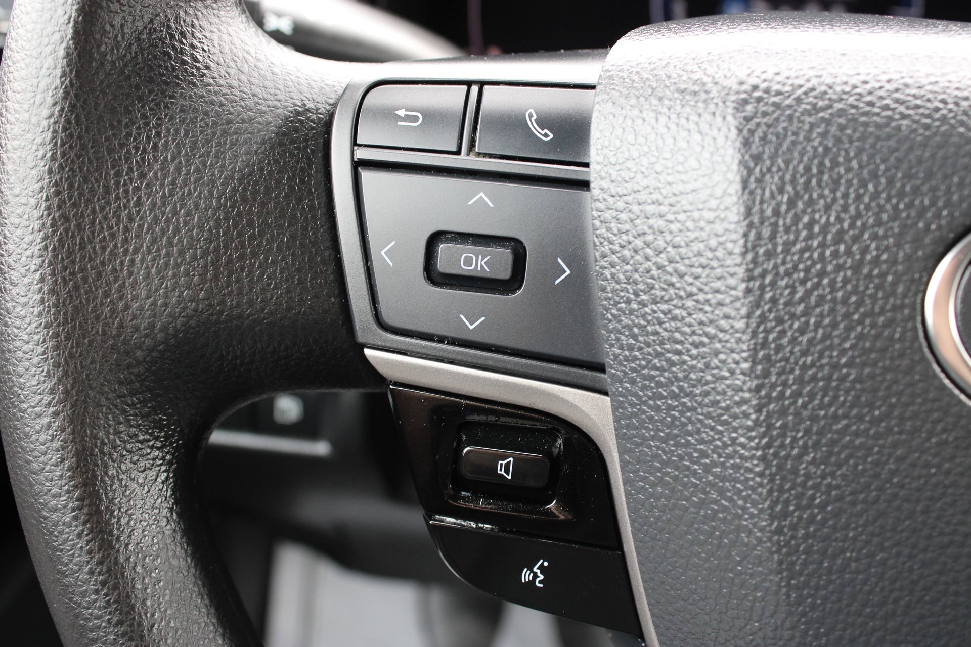 Used 2025 Toyota Camry LE image 24