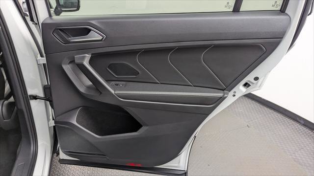 Used 2023 Volkswagen Tiguan SE w/ Panoramic Sunroof Package FWD image 19