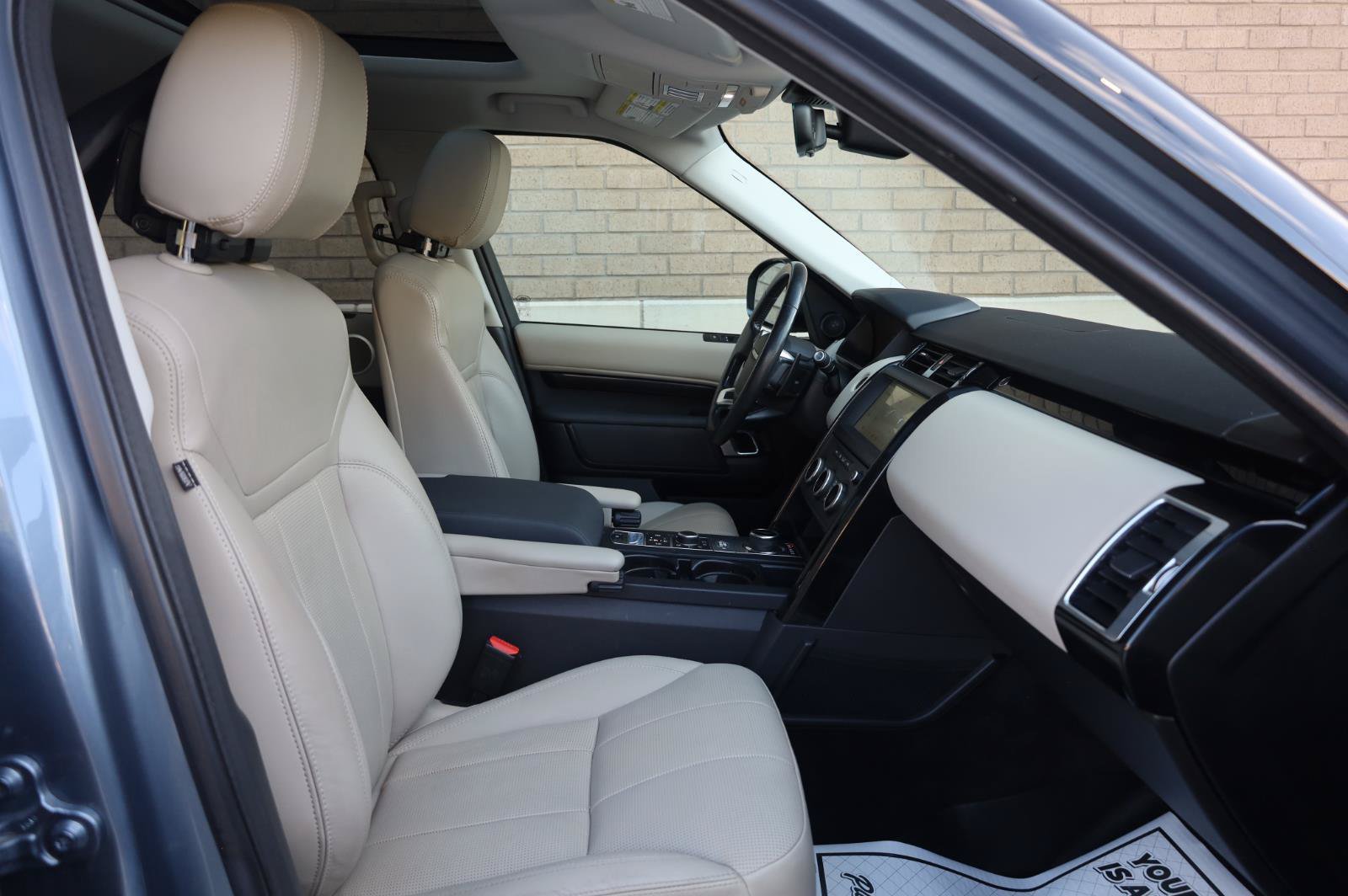 Used 2019 Land Rover Discovery SE AWD/4WD image 34