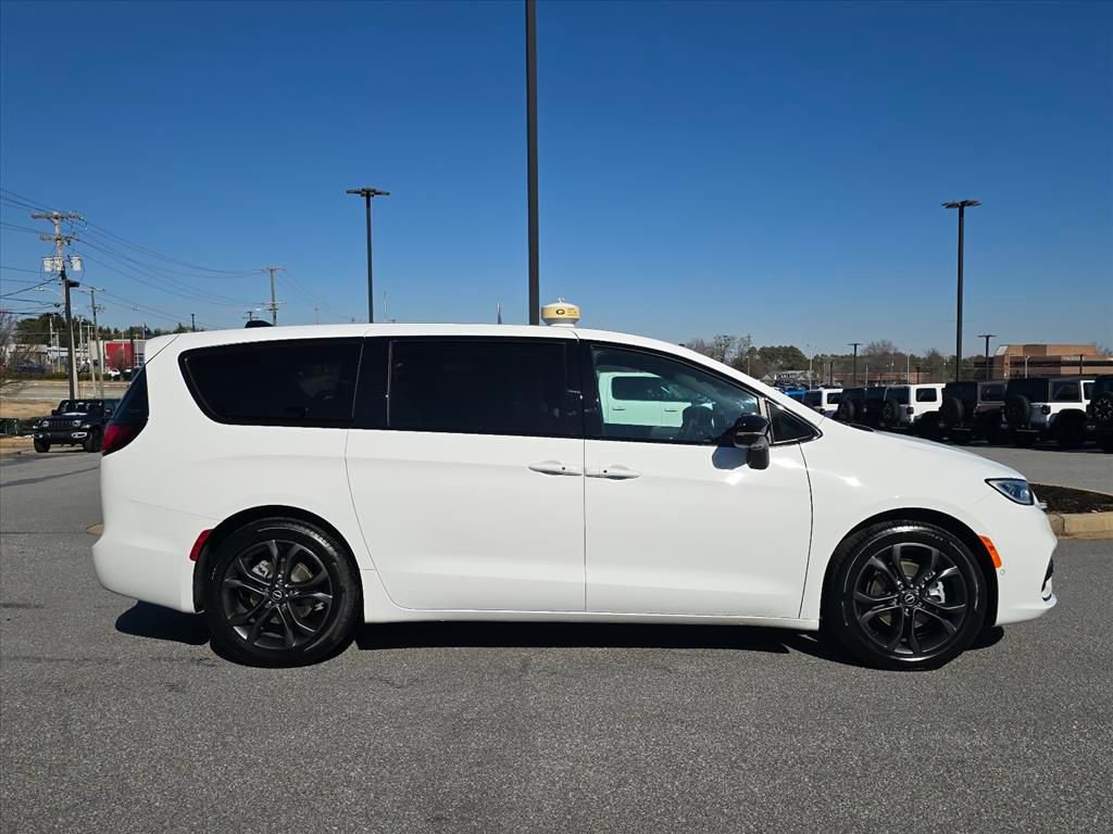 New 2026 Chrysler Pacifica Select FWD image 2