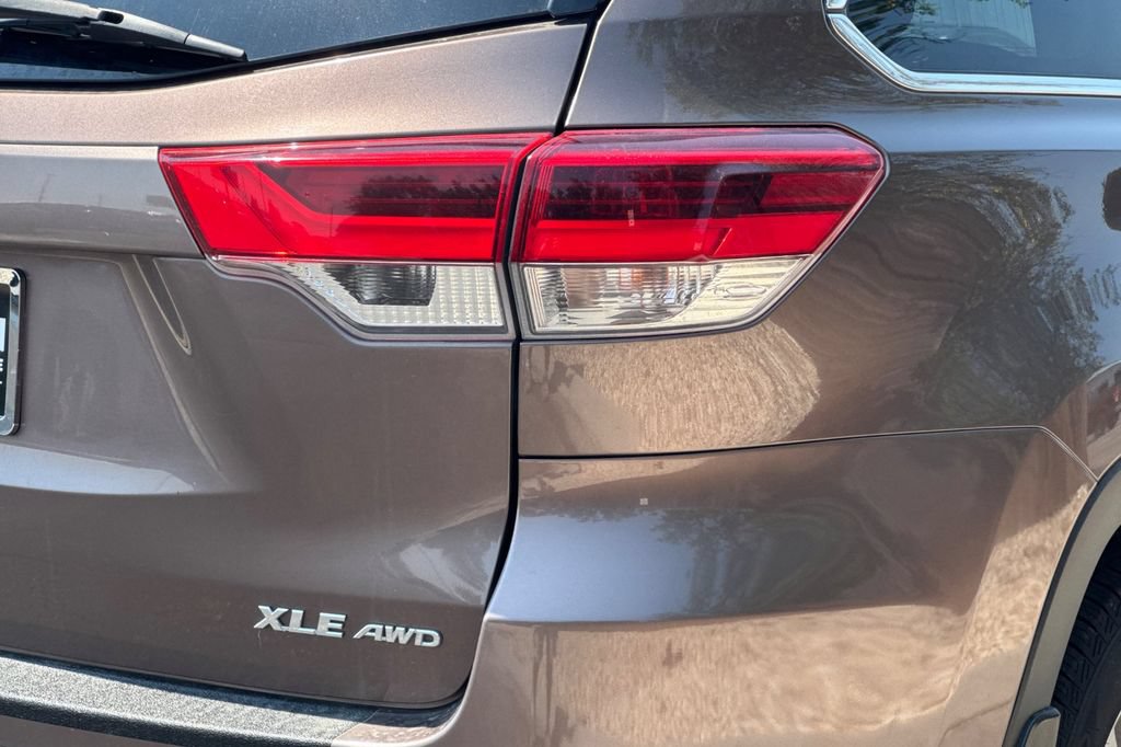 Used 2018 Toyota Highlander XLE AWD/4WD image 27