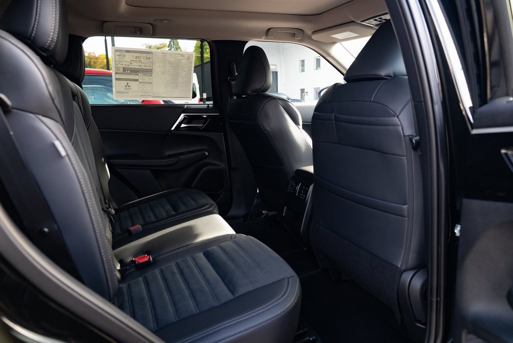 New 2025 Mitsubishi Outlander SE image 23