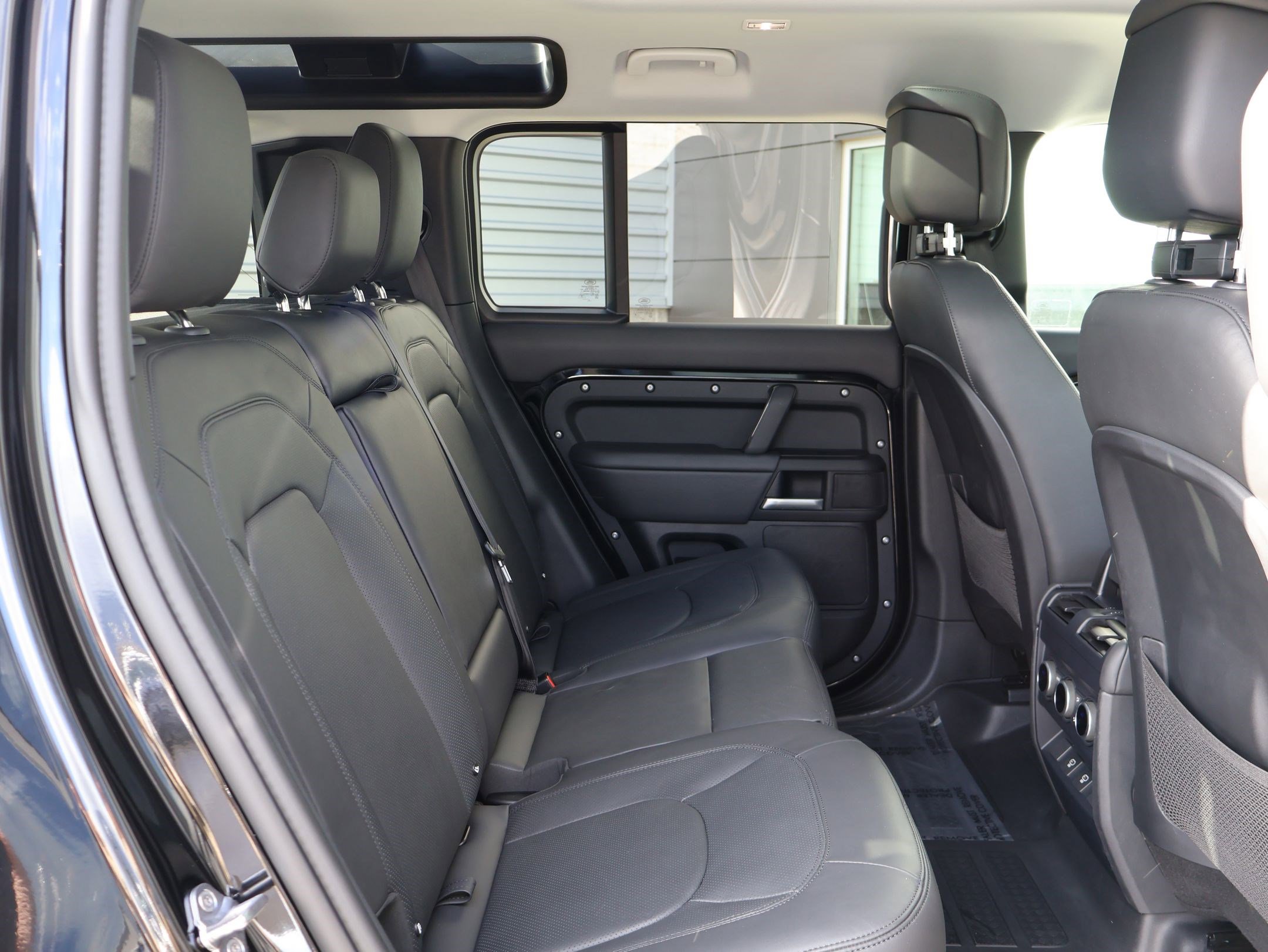 Used 2025 Land Rover Defender 110 X-Dynamic SE image 29