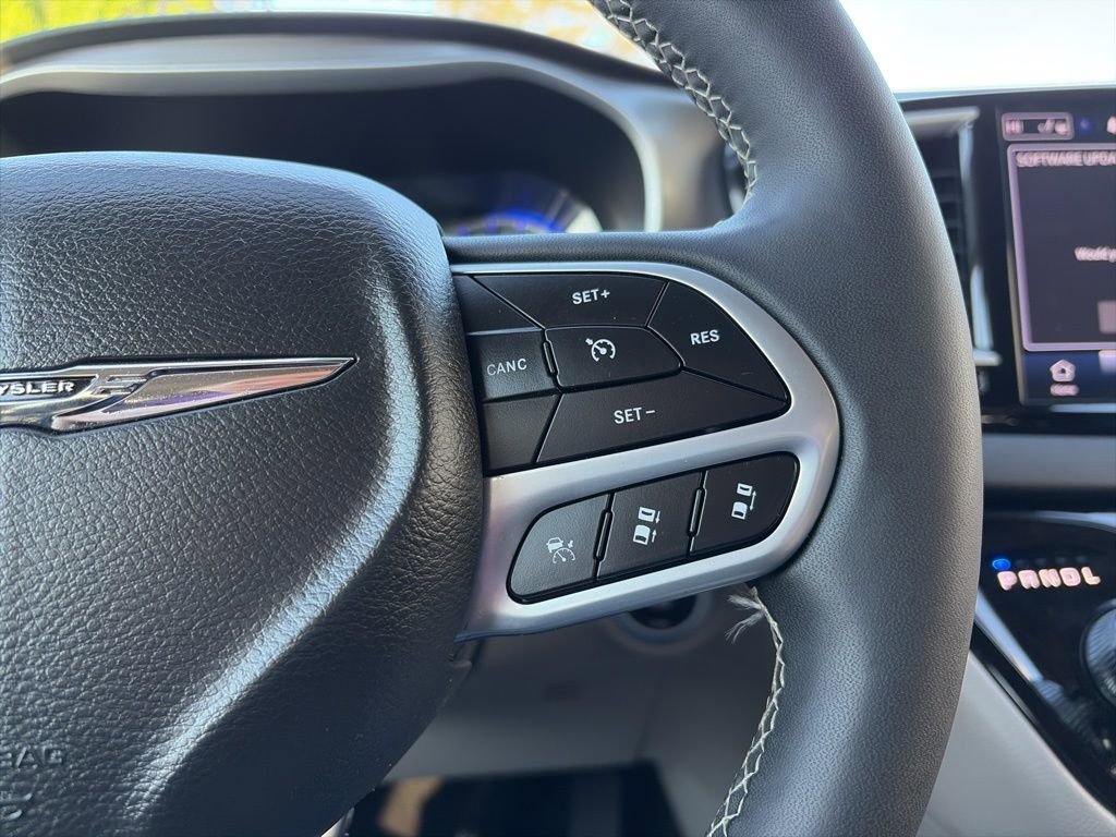 Used 2024 Chrysler Pacifica Touring-L image 19