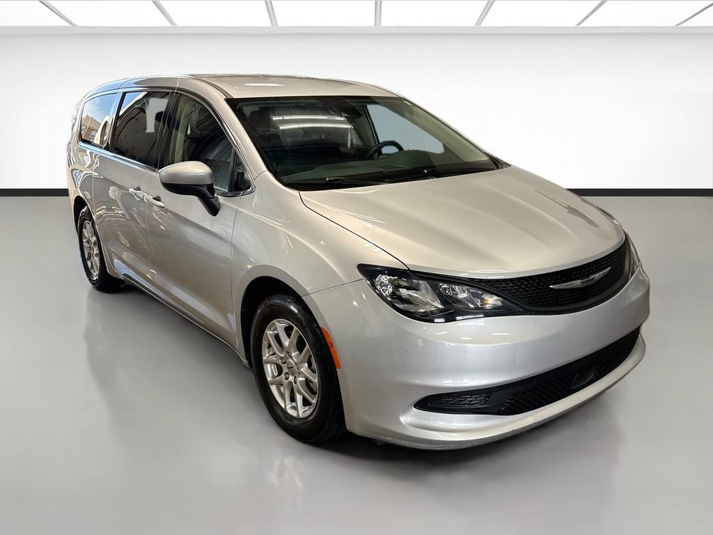 Used 2023 Chrysler Voyager LX FWD image 3