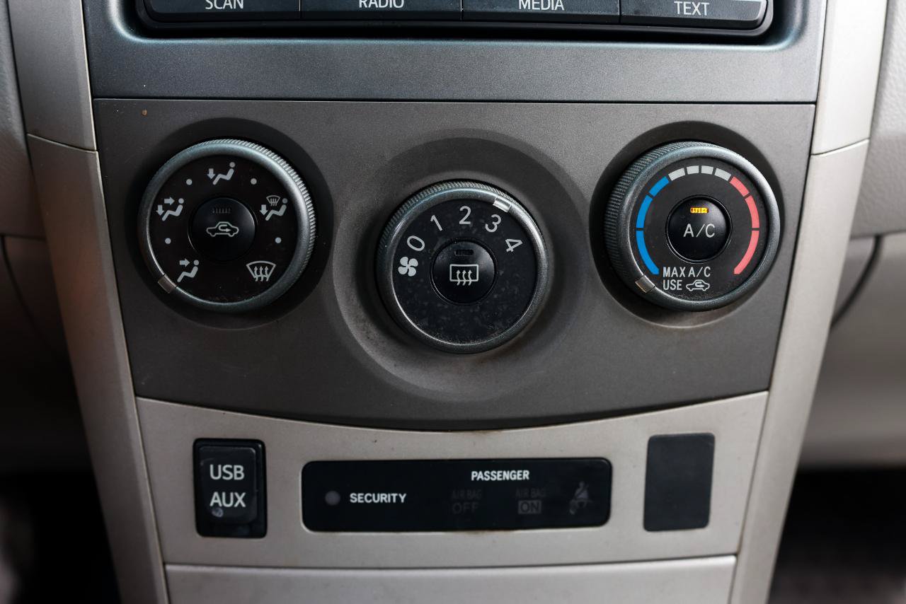 Used 2012 Toyota Corolla LE FWD image 29