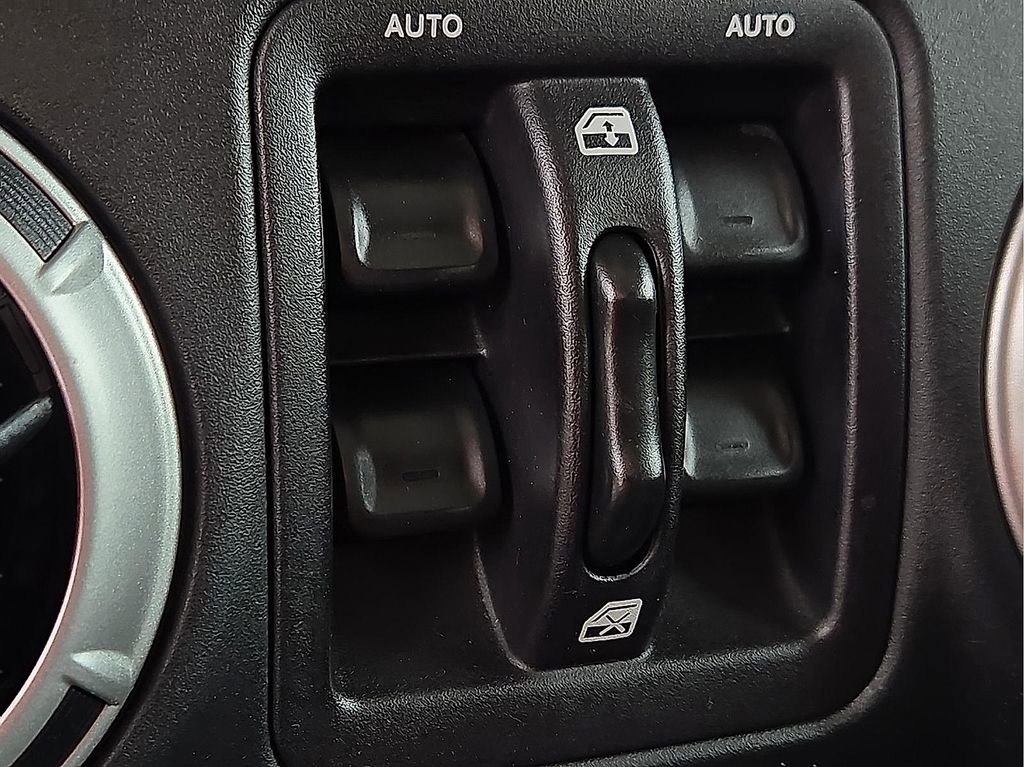 Used 2018 Jeep Wrangler Unlimited Sahara w/ Connectivity Group image 16