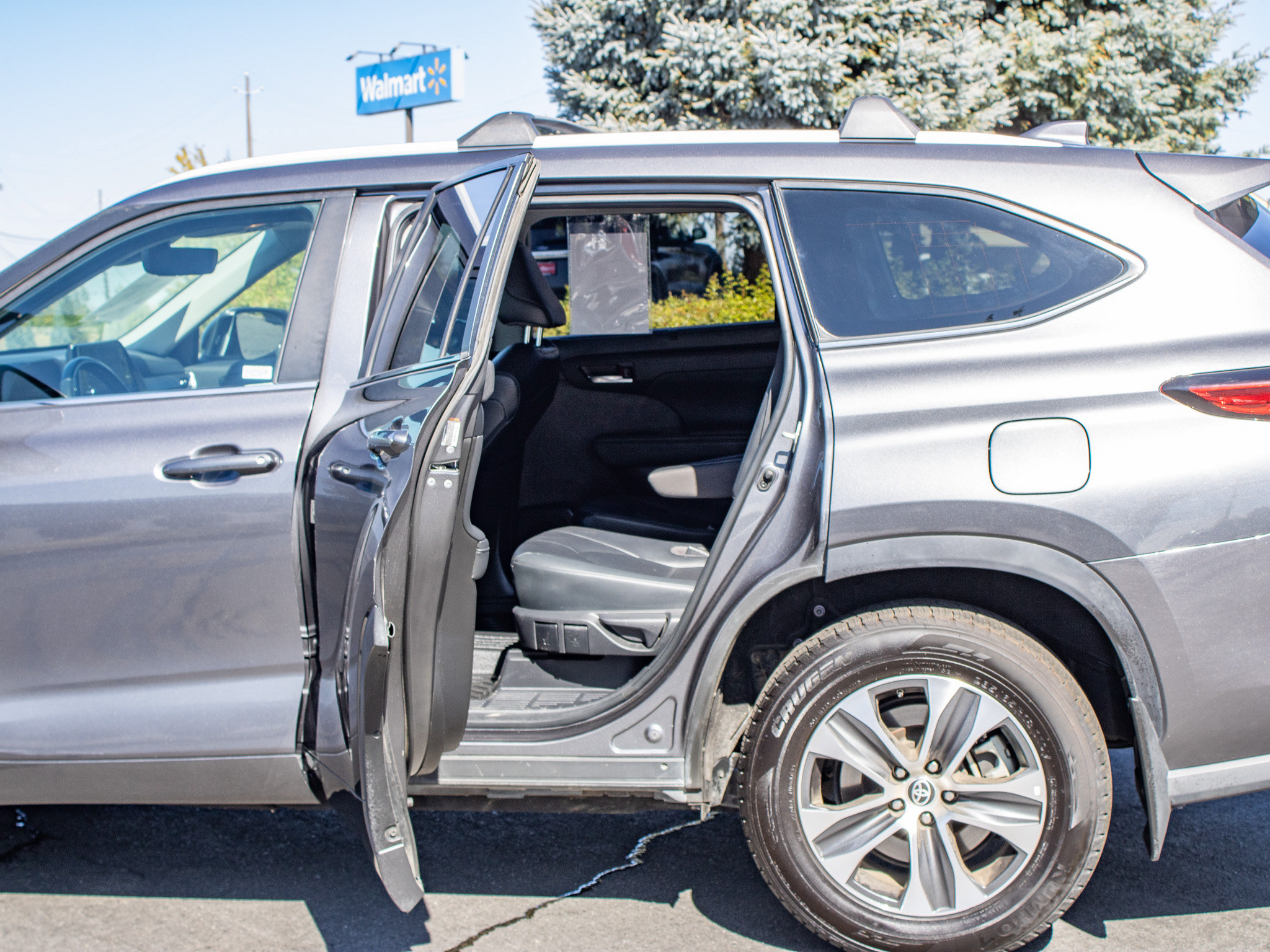 Used 2023 Toyota Highlander XLE AWD/4WD image 14