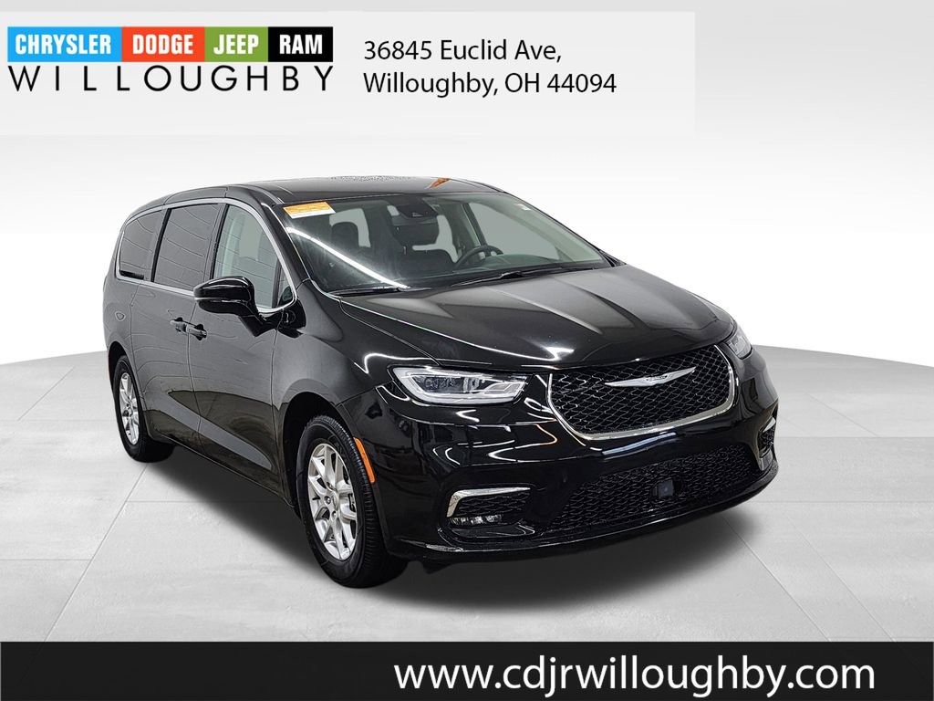 Used 2024 Chrysler Pacifica Touring-L FWD image 3