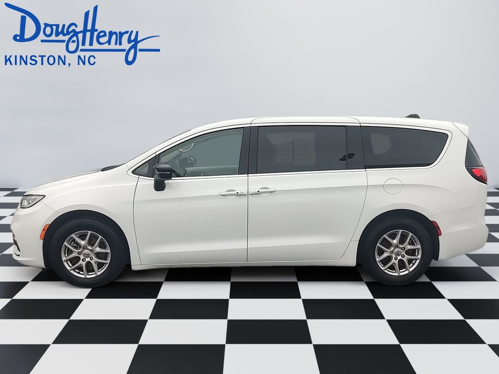 Used 2024 Chrysler Pacifica Touring-L FWD image 2
