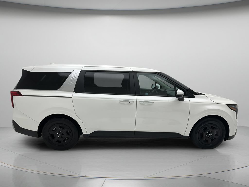 Used 2025 Kia Carnival FWD image 4