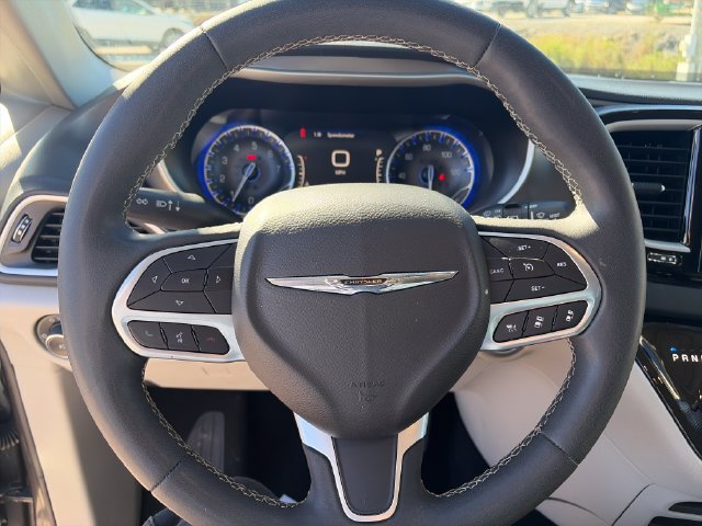 Used 2023 Chrysler Pacifica Touring-L FWD image 14