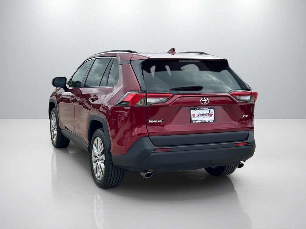 Used 2020 Toyota RAV4 XLE Premium FWD image 7