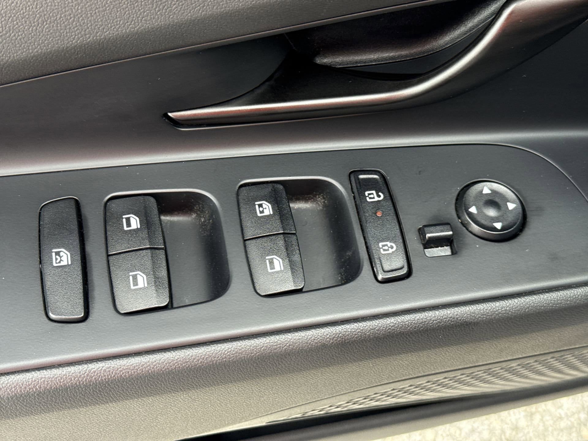 Used 2025 Hyundai Elantra Sport FWD image 15