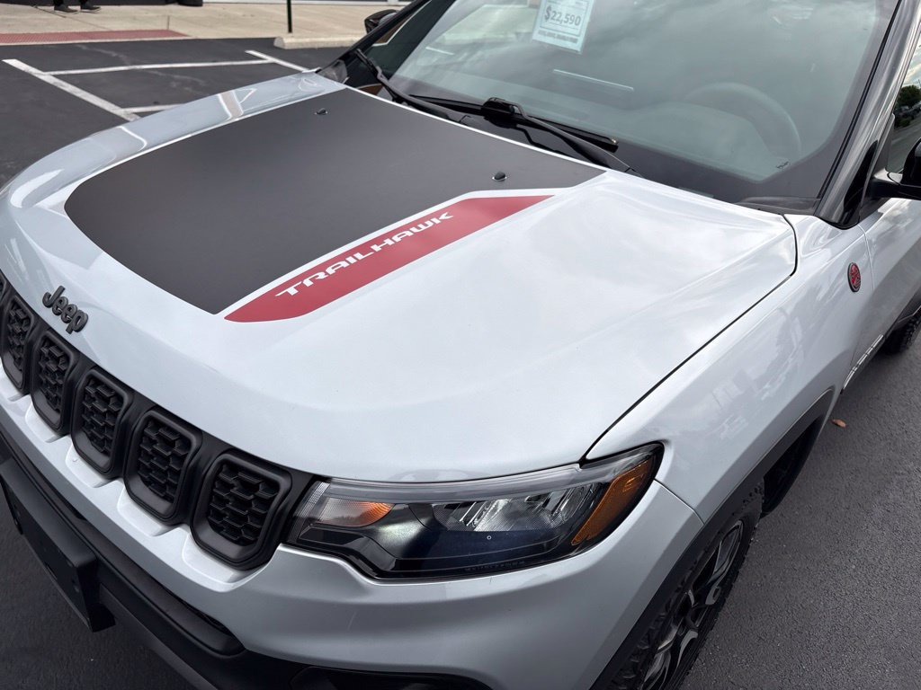 Used 2025 Jeep Compass Trailhawk AWD/4WD image 16