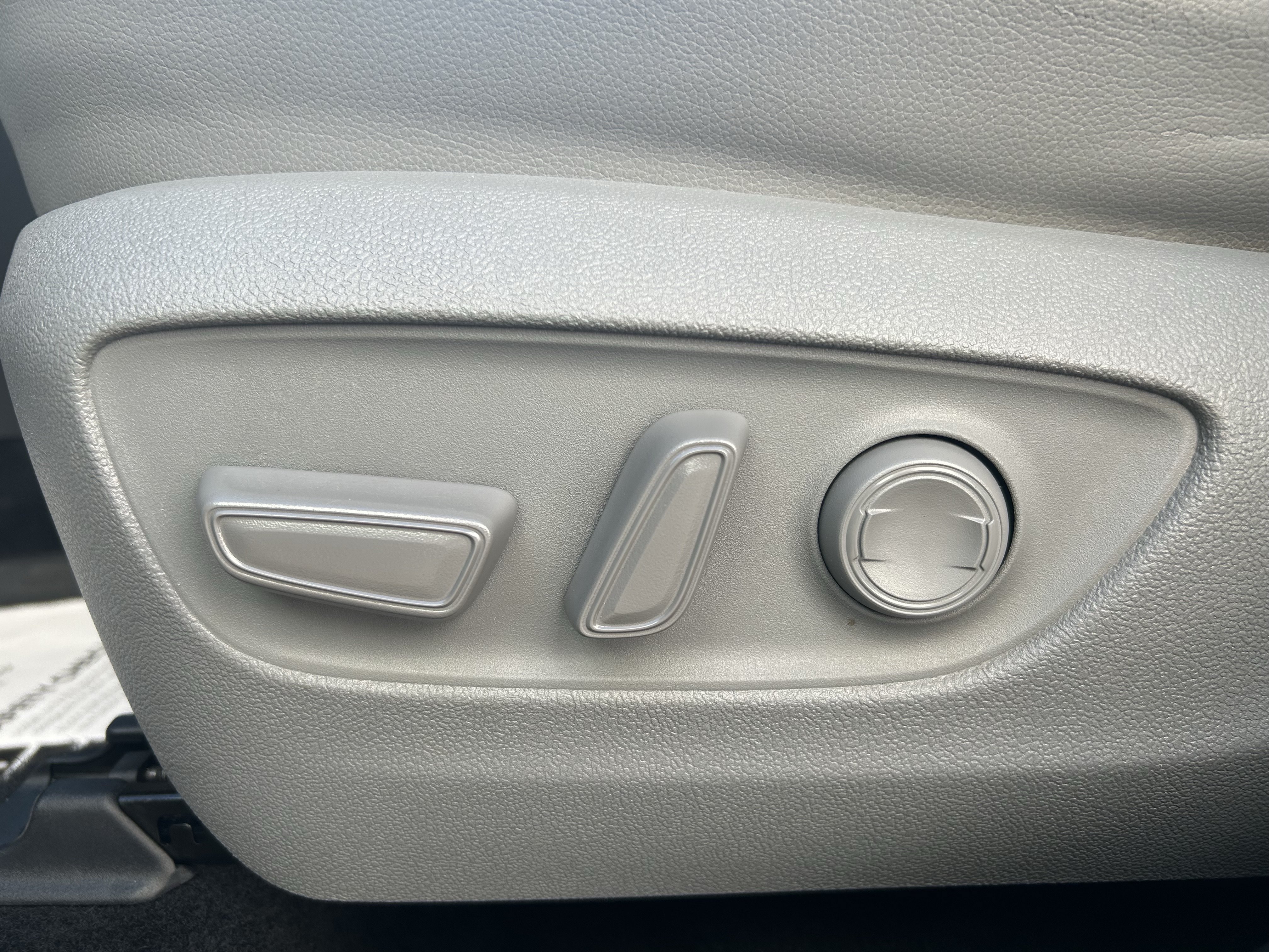 Used 2021 Toyota Highlander XLE AWD/4WD image 16