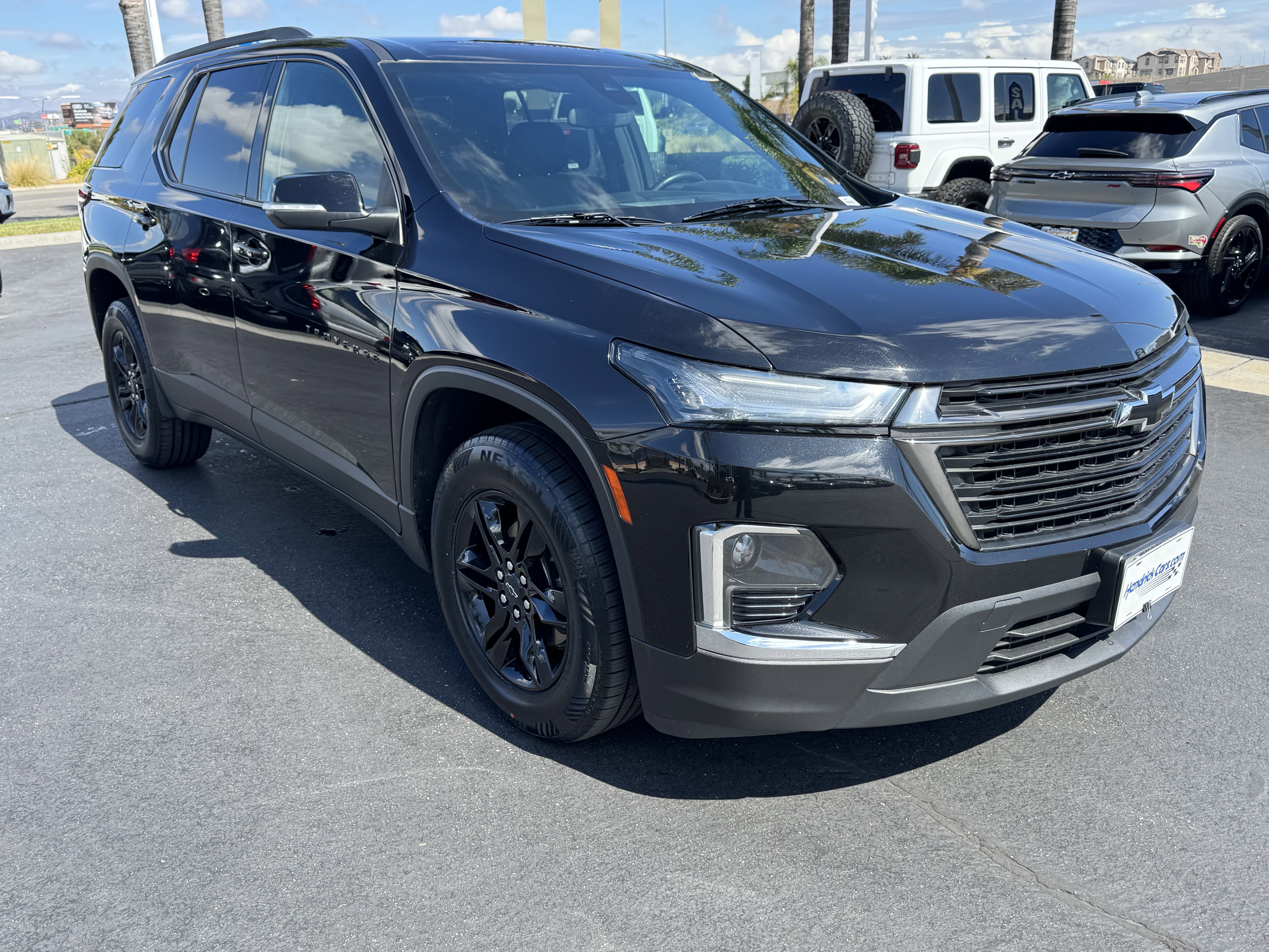 Used 2023 Chevrolet Traverse LT image 2