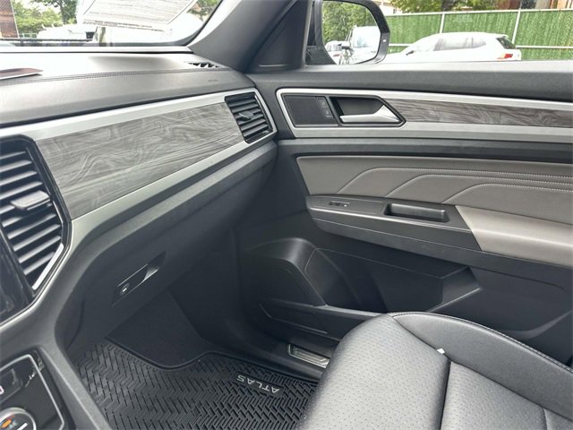 Certified 2022 Volkswagen Atlas Cross Sport SE image 31