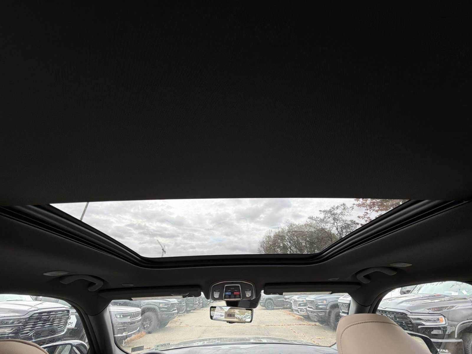 New 2025 Jeep Grand Cherokee Limited w/ Luxury Tech Group II image 24