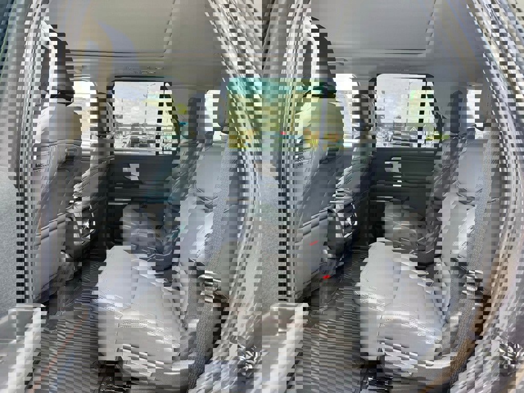 New 2025 Ford Expedition Active image 14