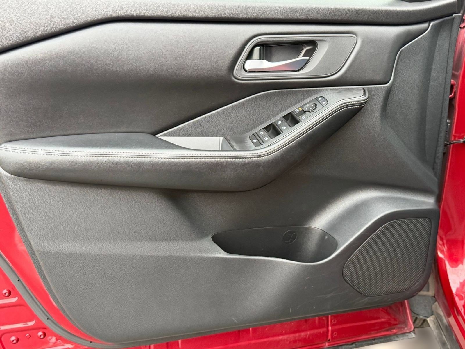 Used 2024 Nissan Rogue SV image 13