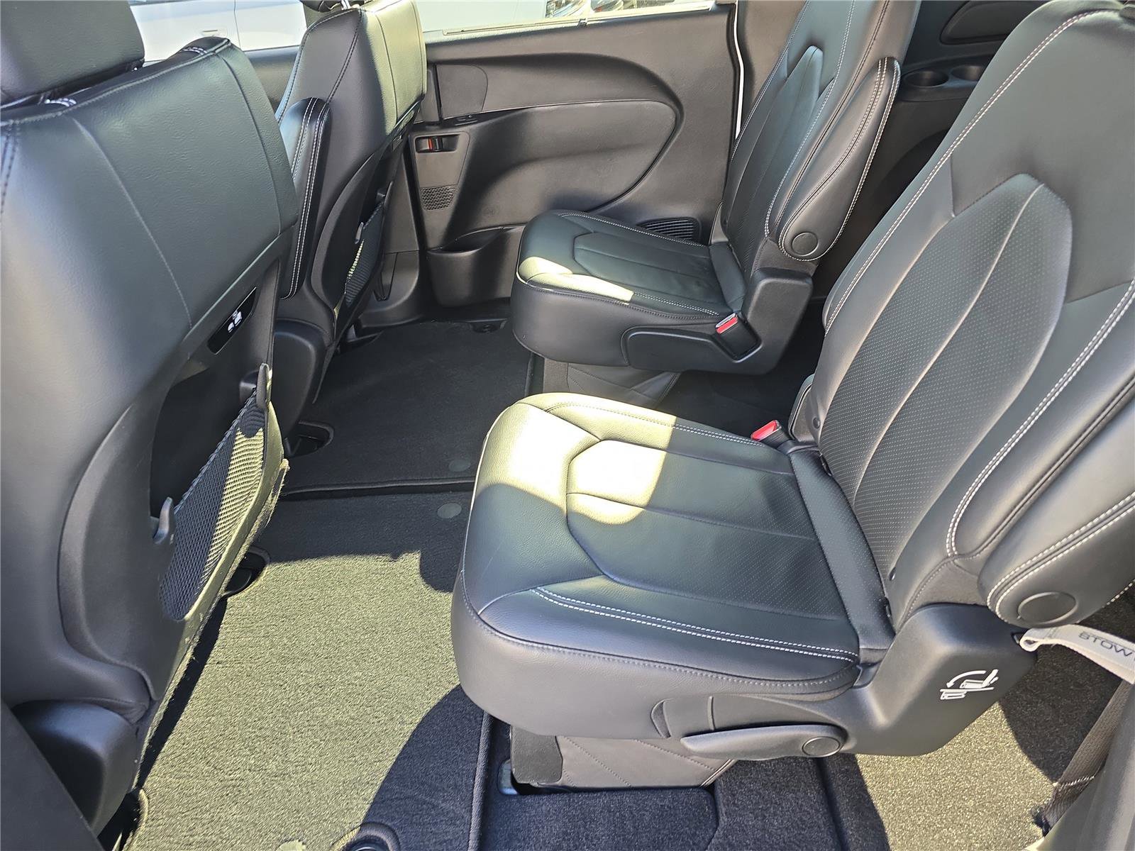 Used 2022 Chrysler Pacifica Touring-L w/ S Appearance Package image 16