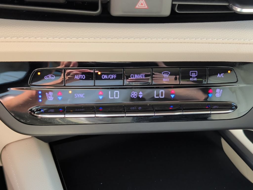 Used 2023 Buick Envision Avenir AWD/4WD image 23