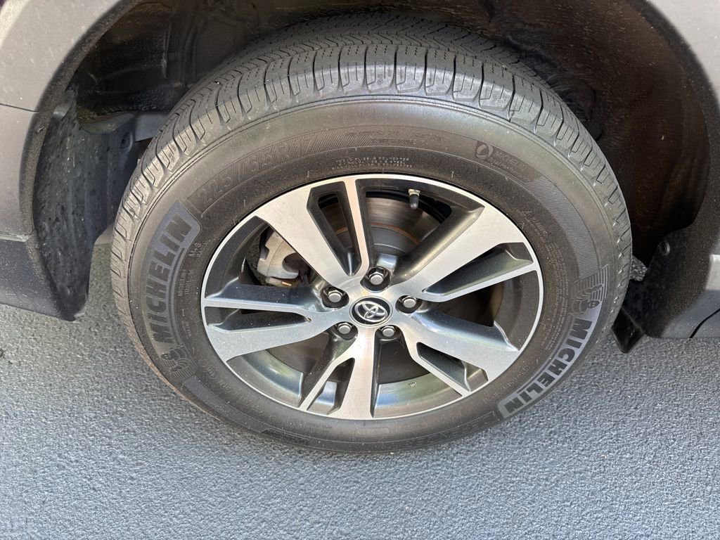 Used 2017 Toyota RAV4 XLE FWD image 17