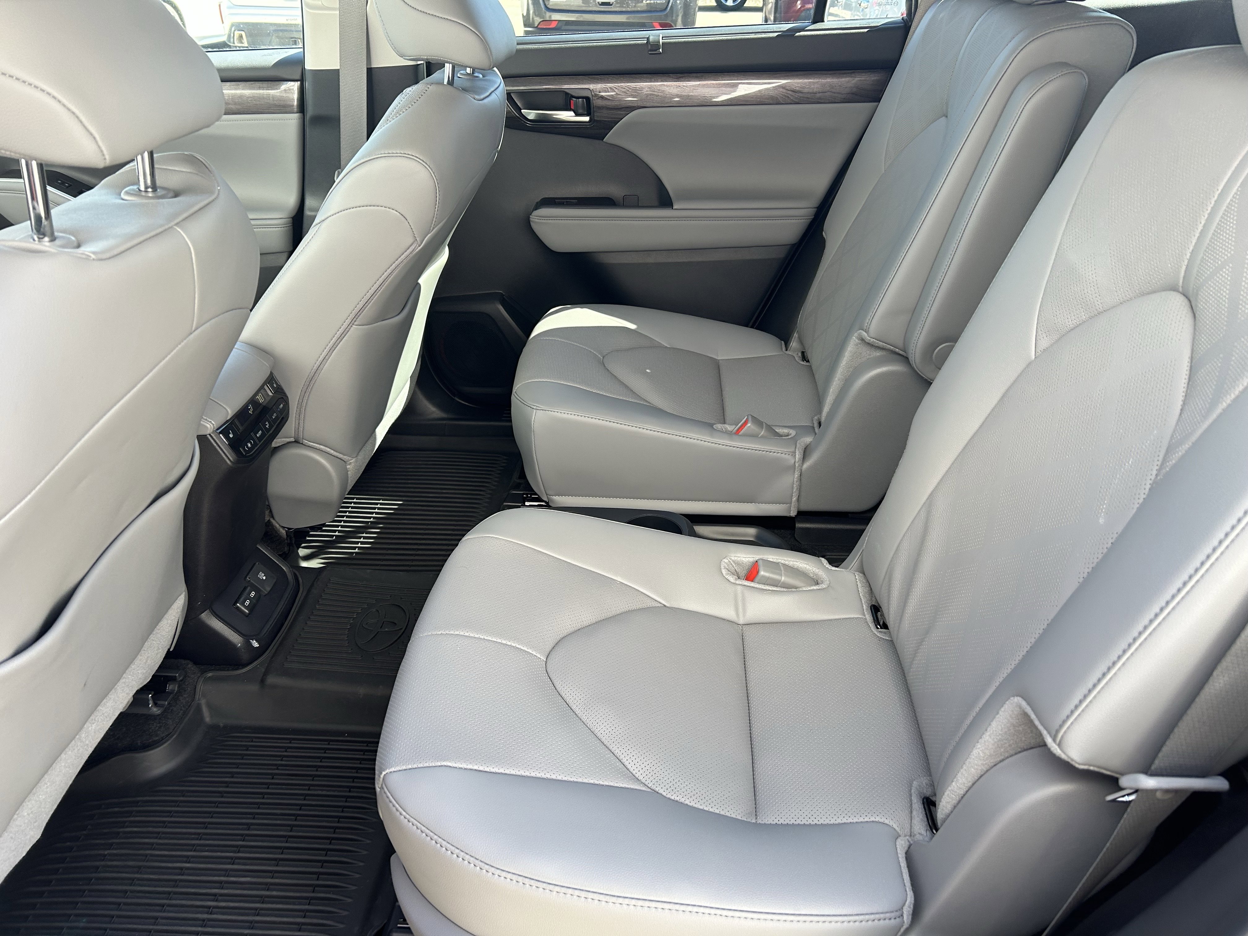 Used 2024 Toyota Highlander Platinum image 27