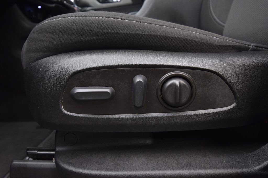 Used 2023 Chevrolet Traverse LT image 28