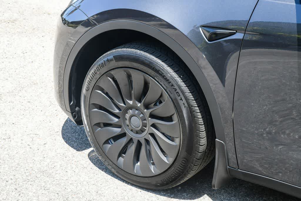 Used 2024 Tesla Model Y 2WD image 10