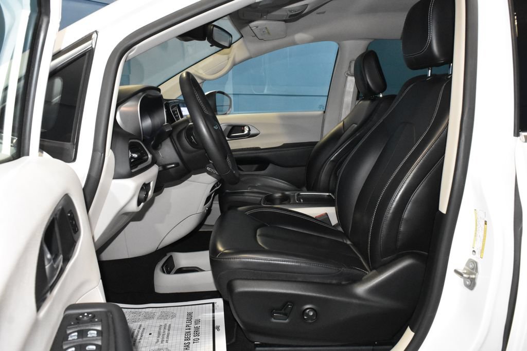 Used 2023 Chrysler Pacifica Touring-L FWD image 7