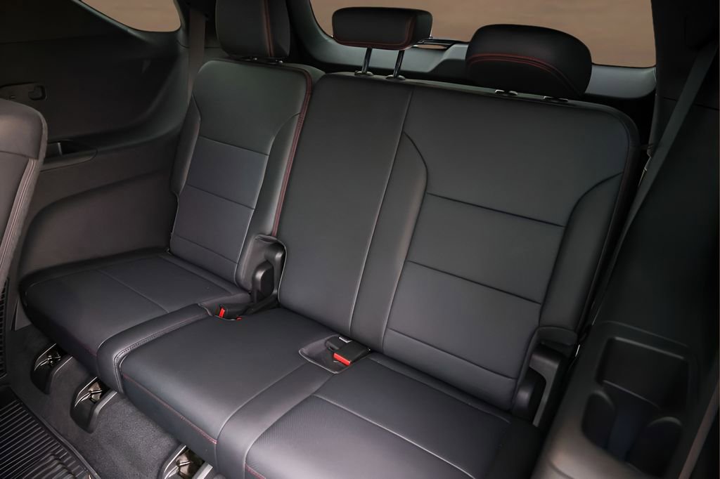 Used 2025 Chevrolet Traverse RS FWD image 24