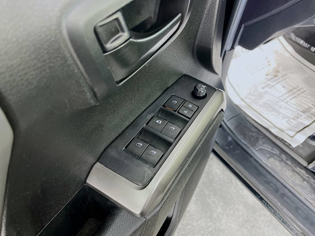 Used 2022 Toyota Tacoma SR5 AWD/4WD image 25