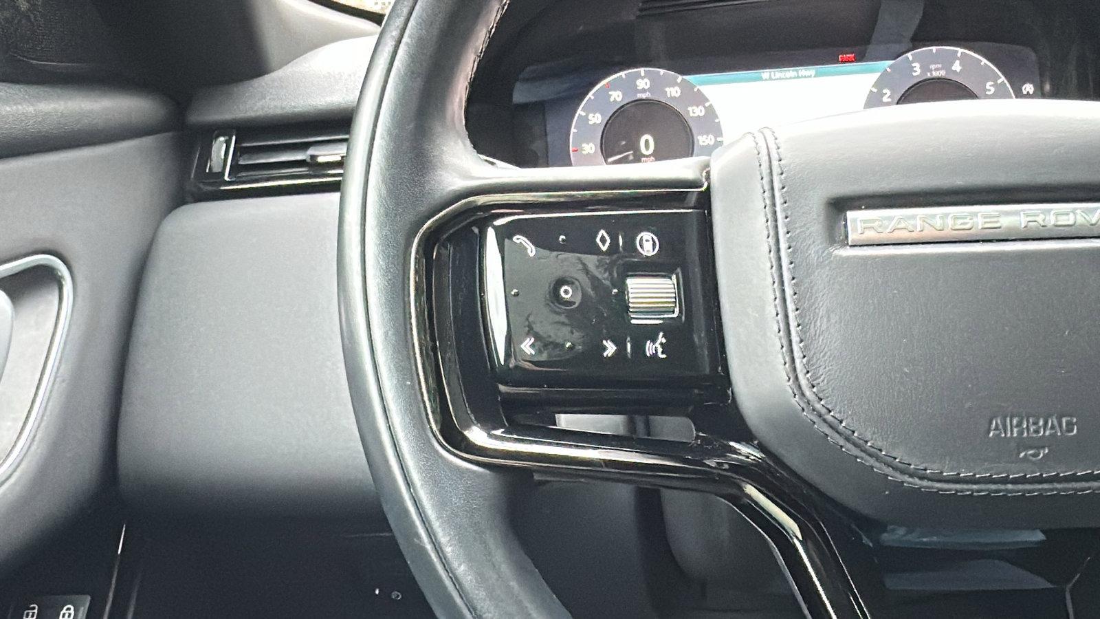 Used 2025 Land Rover Range Rover Velar Dynamic SE image 16