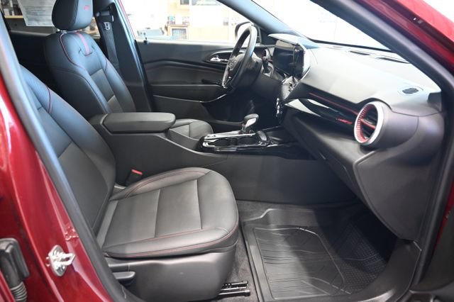 Used 2025 Chevrolet Trax RS w/ Sunroof Package FWD image 10