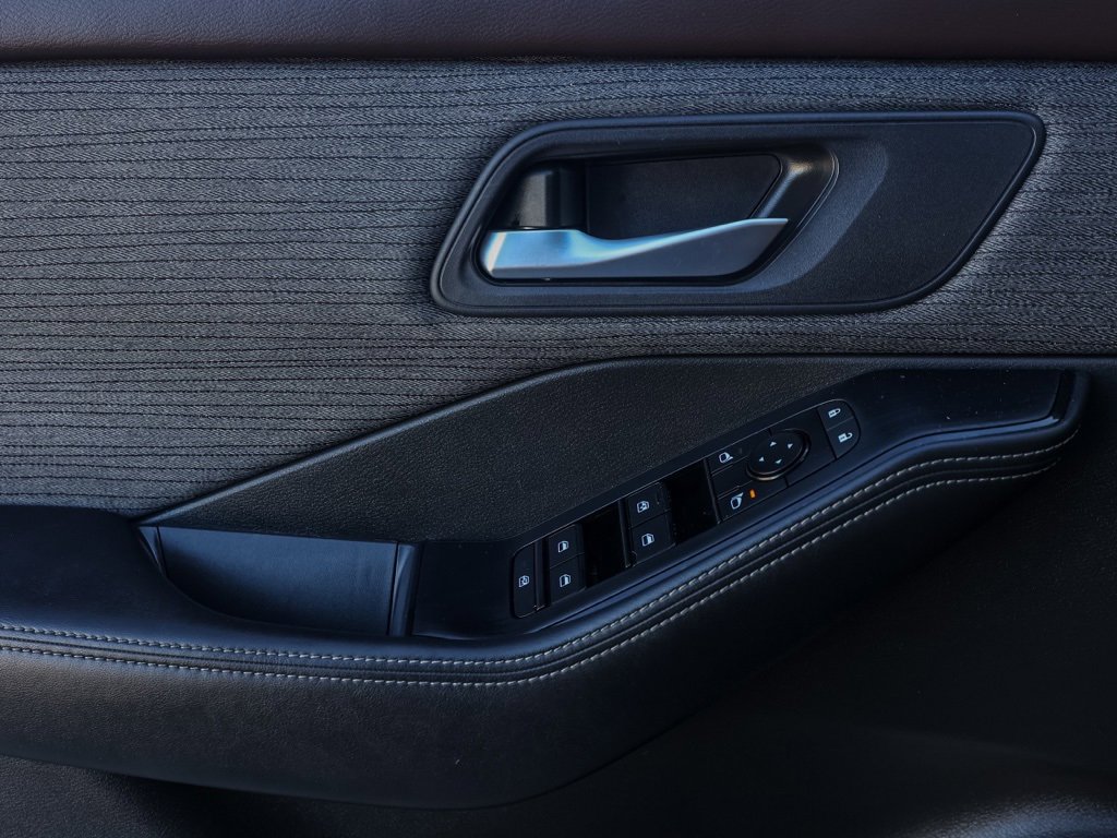 Used 2023 Nissan Rogue SV image 24