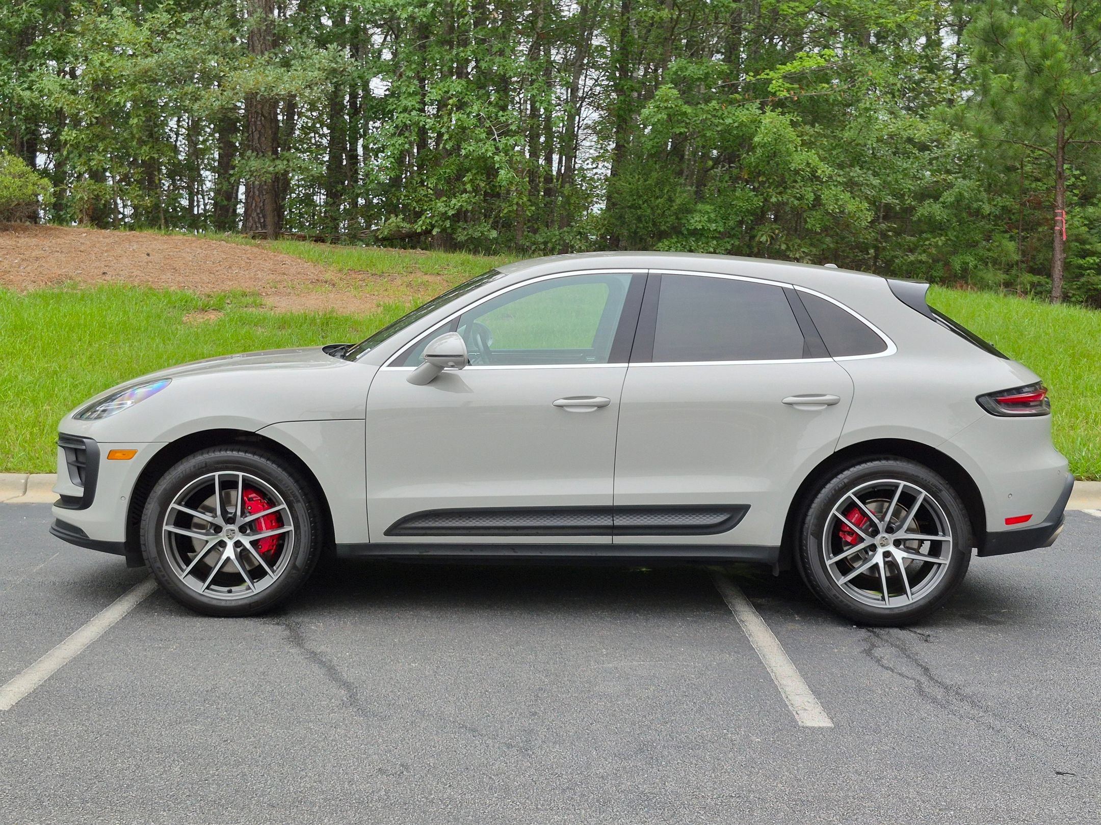 Certified 2022 Porsche Macan S AWD/4WD image 2