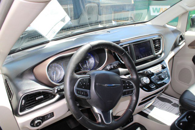 Used 2019 Chrysler Pacifica Touring-L FWD image 22