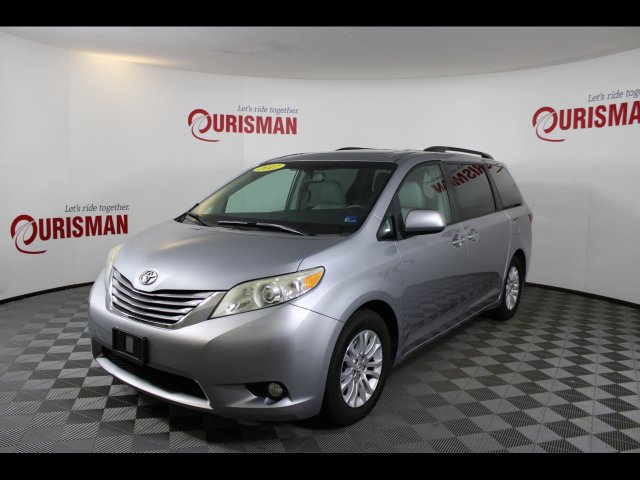 Used 2017 Toyota Sienna XLE w/ XLE Navigation Package FWD image 2