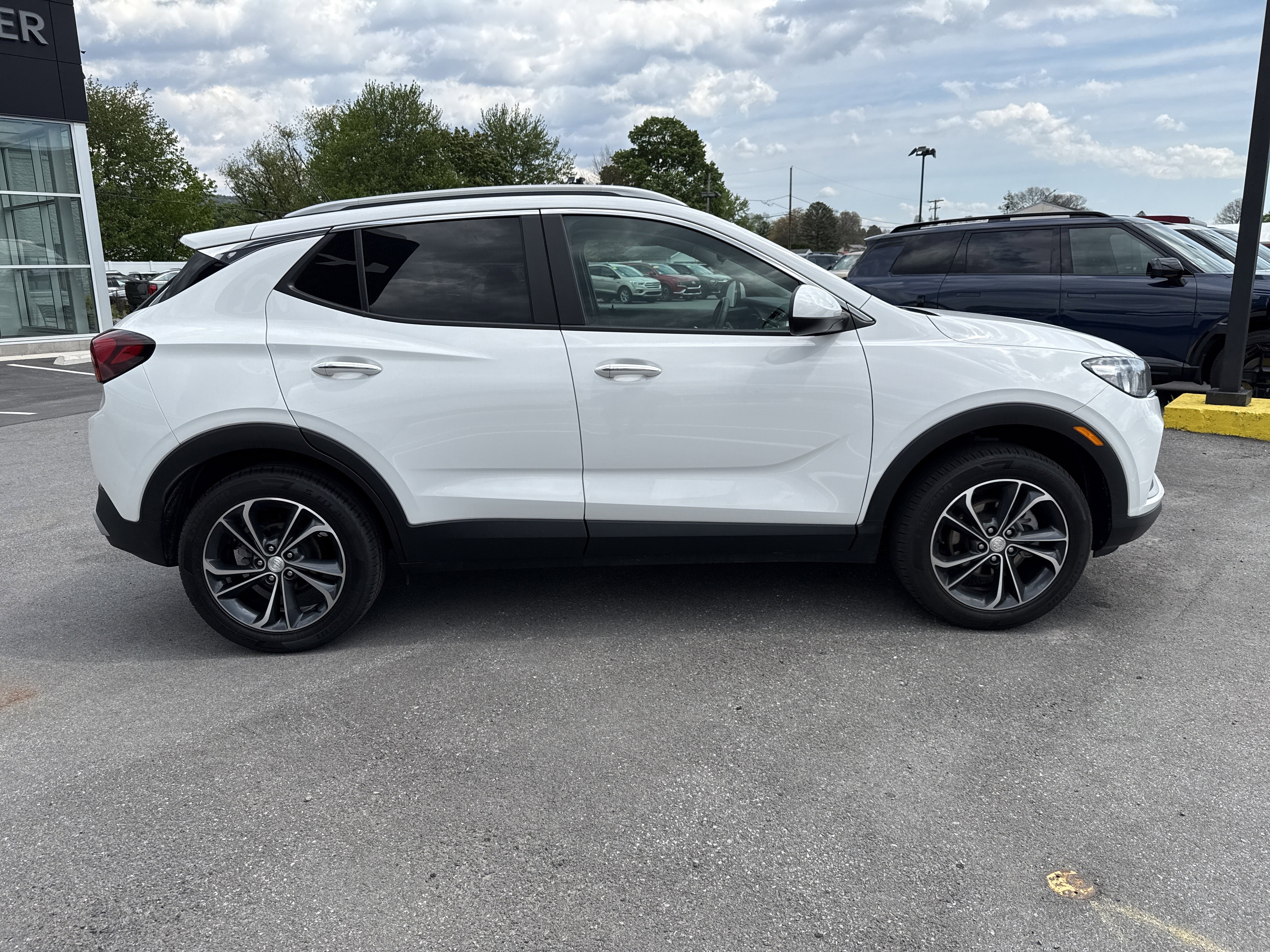 Used 2022 Buick Encore GX Select AWD/4WD image 2