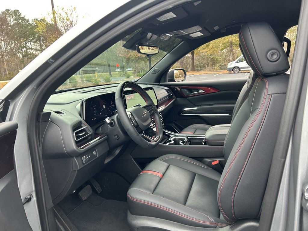 Used 2025 Chevrolet Traverse RS image 39