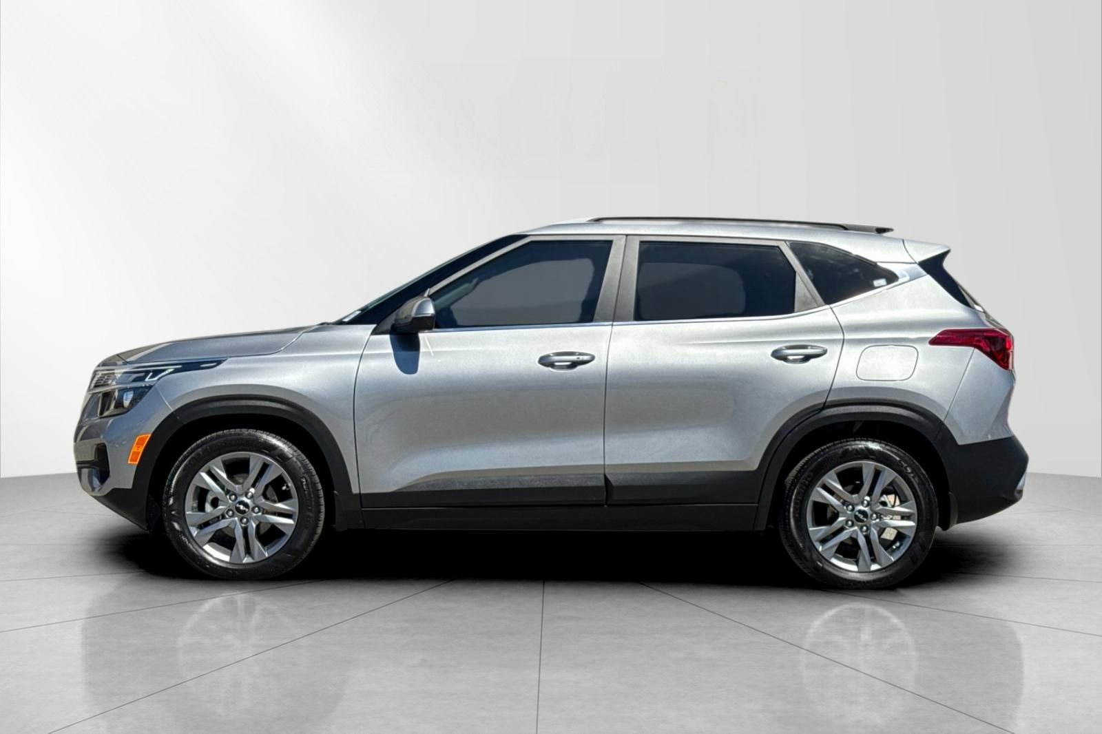 Used 2023 Kia Seltos S w/ Navigation Package image 6