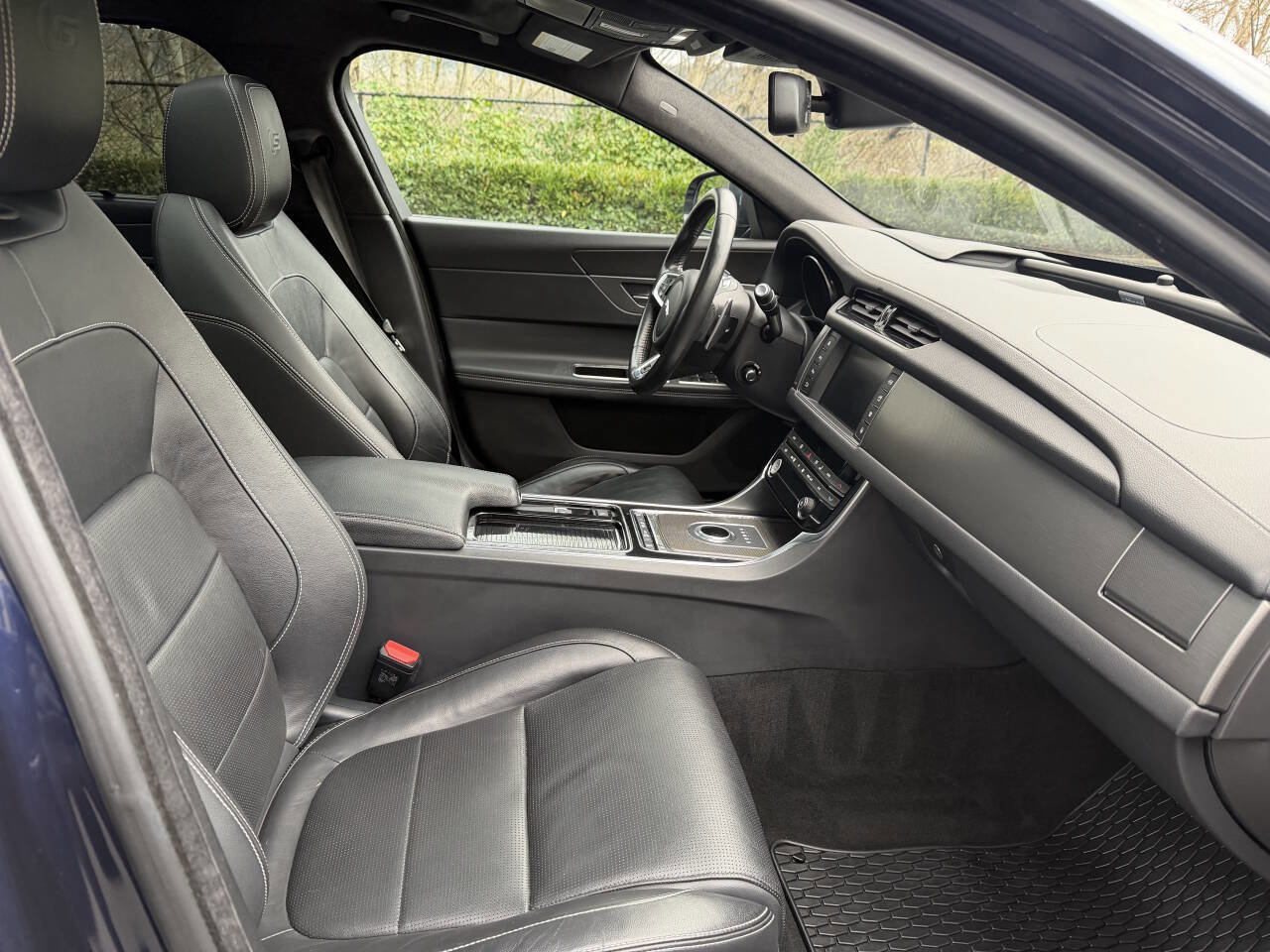 Used 2018 Jaguar XF S image 18