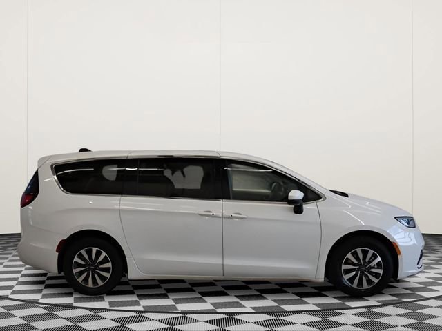 Used 2023 Chrysler Pacifica Touring-L image 2