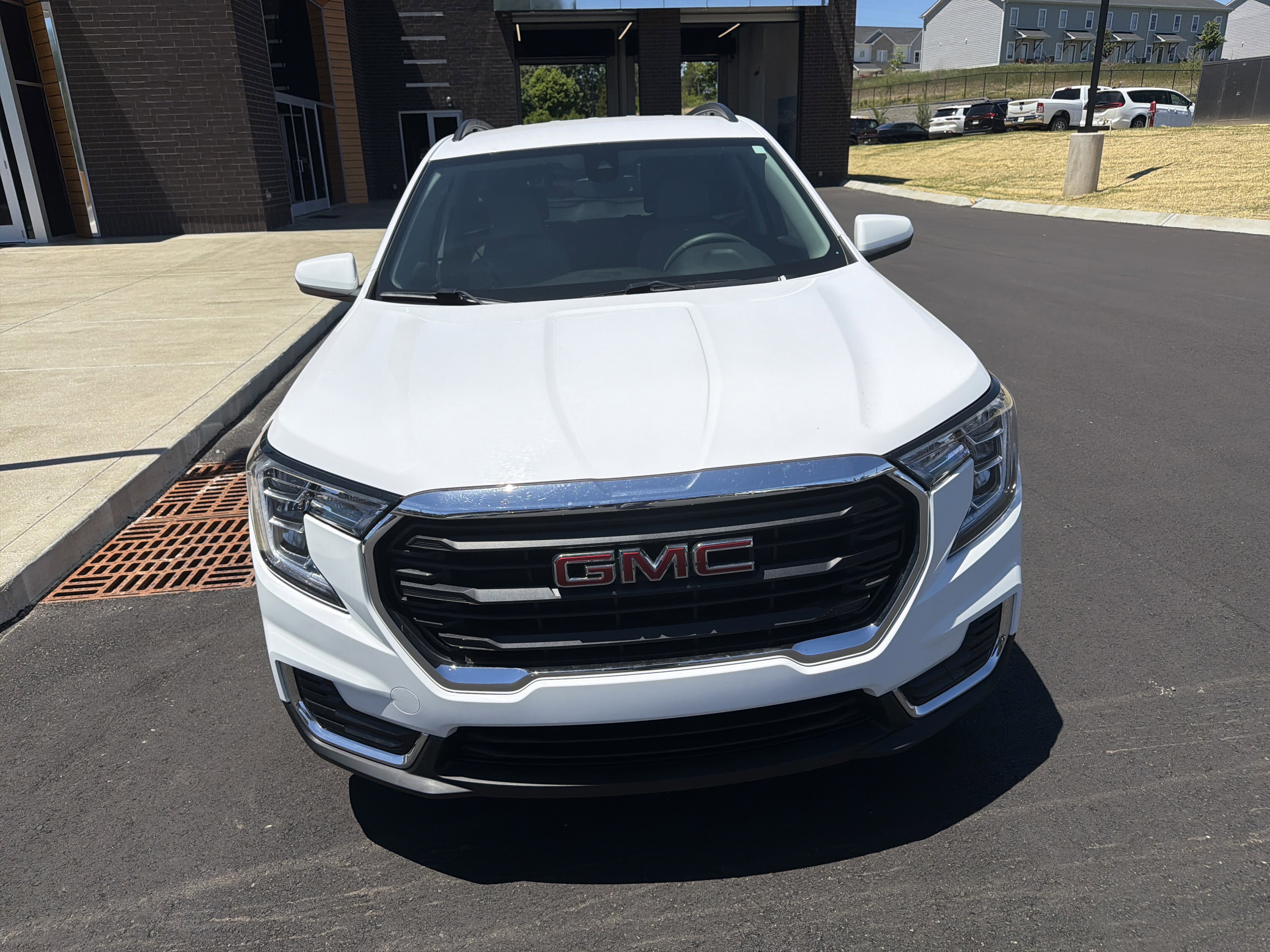 Used 2022 GMC Terrain SLE w/ Driver Convenience Package FWD image 3