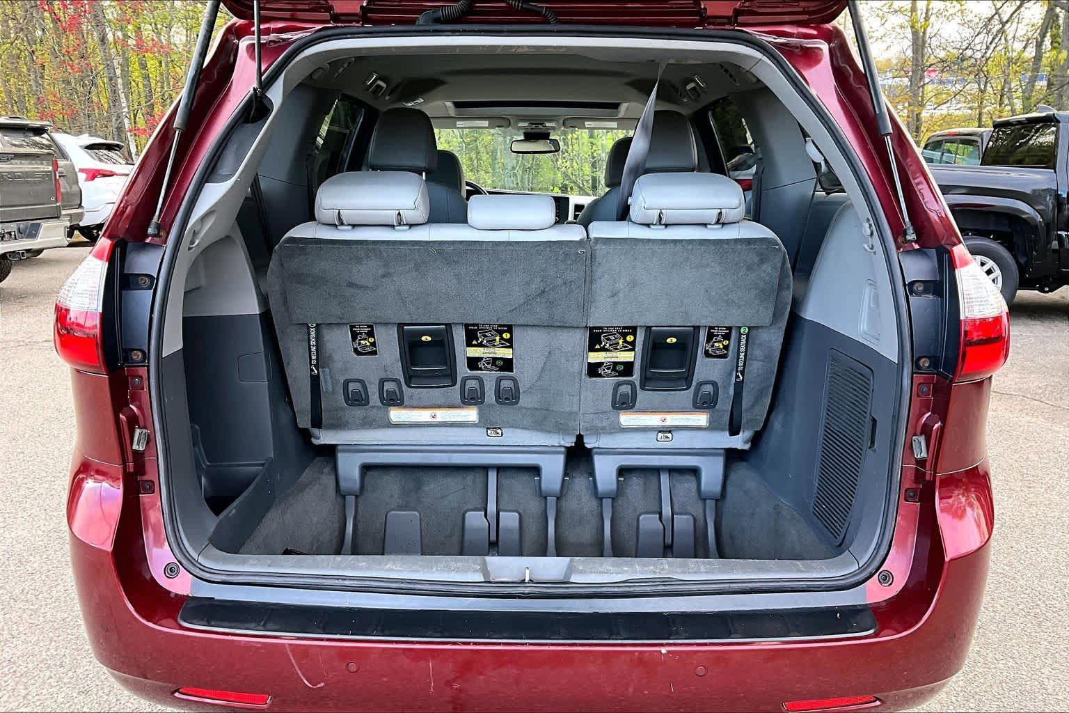 Used 2018 Toyota Sienna XLE w/ XLE Navigation Package AWD/4WD image 31