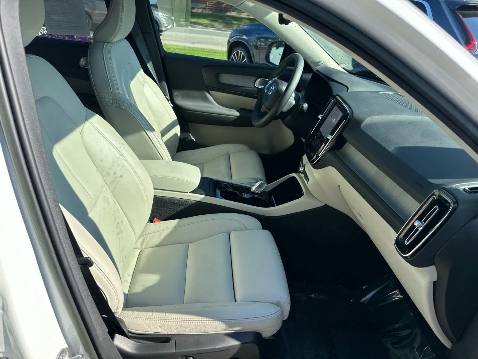 Used 2023 Volvo XC40 B5 Plus w/ Driver Assist Package AWD/4WD image 40